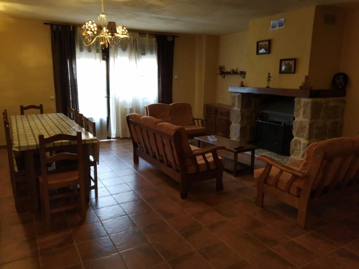 Villa Viv. De Uso Turístico Fuente el Tejo - Casa Ana Burgohondo Exterior foto